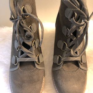 Women’s size 9 1/2  olive/khaki green booties